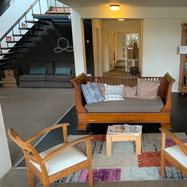 Zitruimte met bankje en twee stoelen Spirit of Ayurveda (entree)